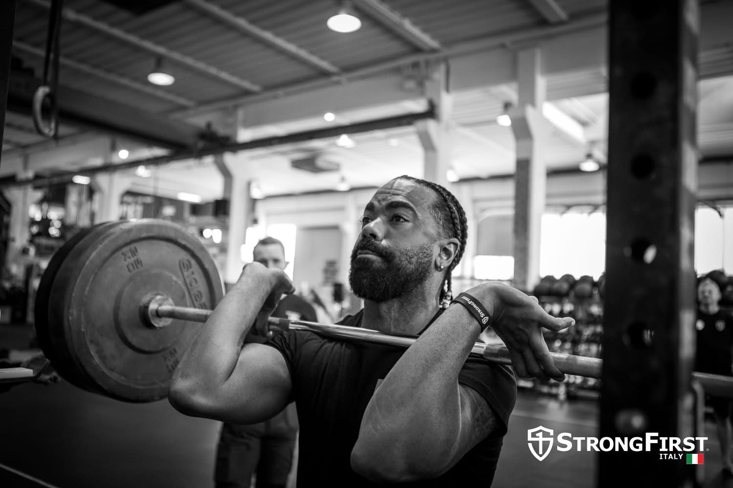 Rafael em bench press durante um evento StrongFirst Italy