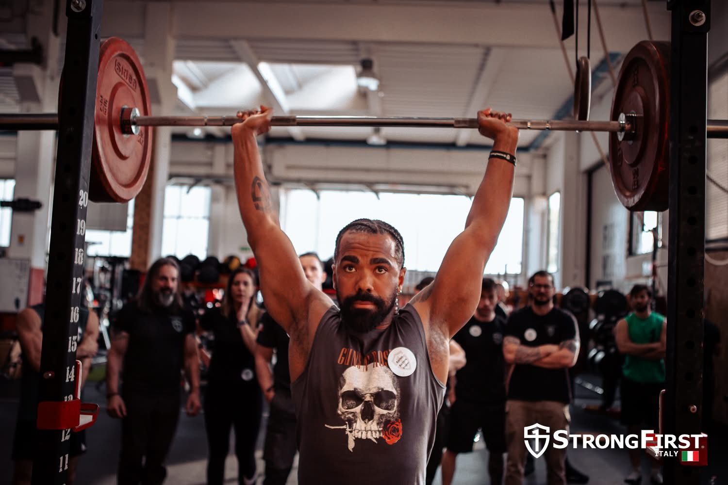 Rafael a segurar o certificado SFL Barbell Certification da StrongFirst