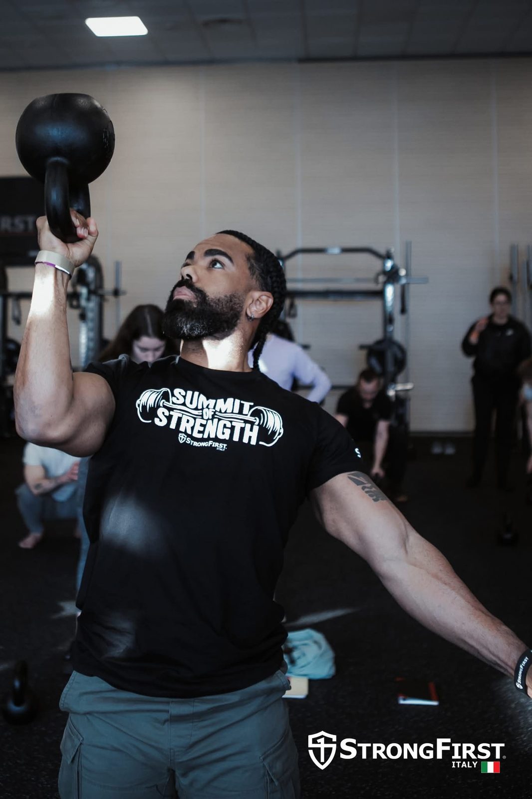 Rafael em posição de bear crawl durante um treino em grupo