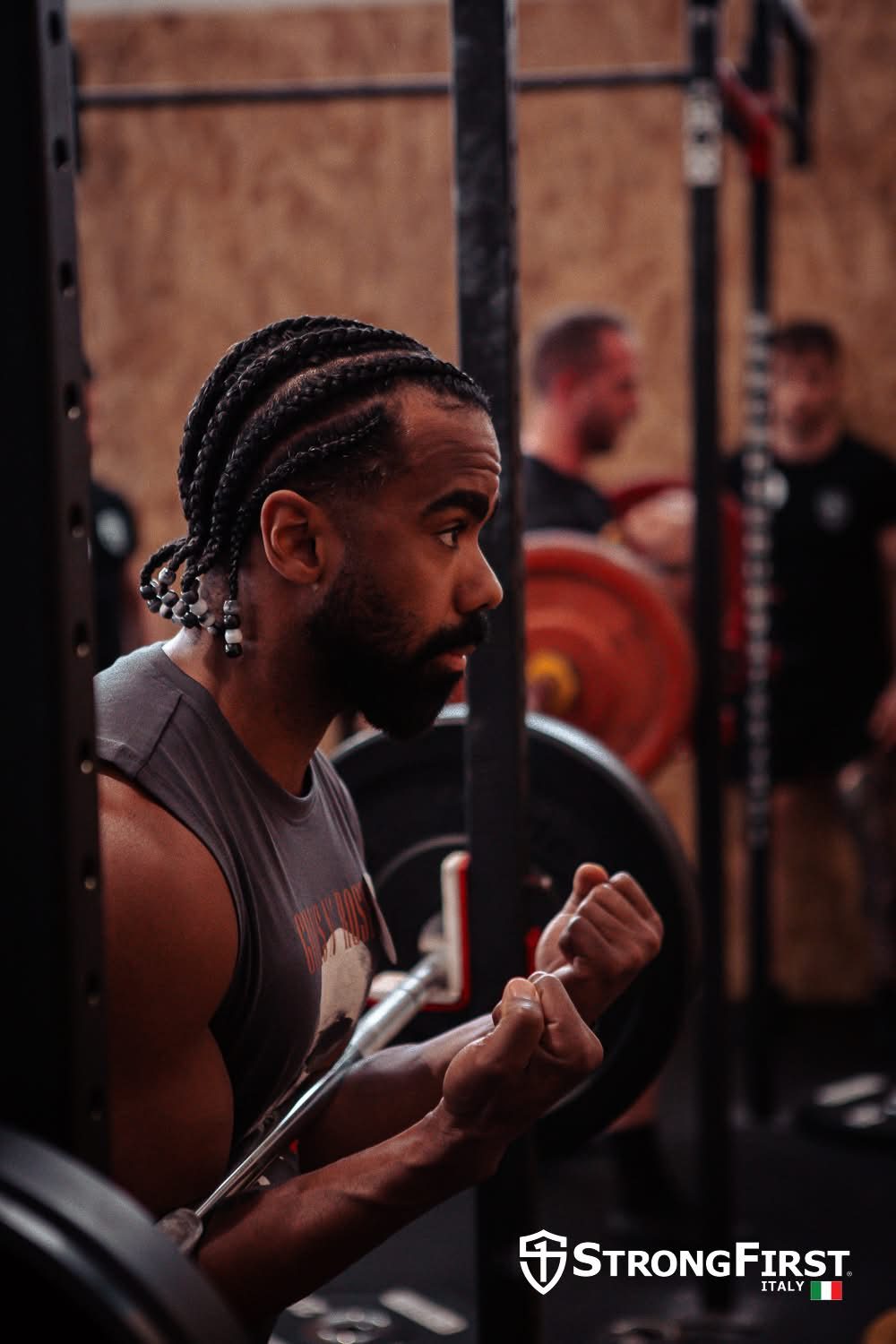Rafael em posição de front rack antes de um agachamento, evento StrongFirst Italy